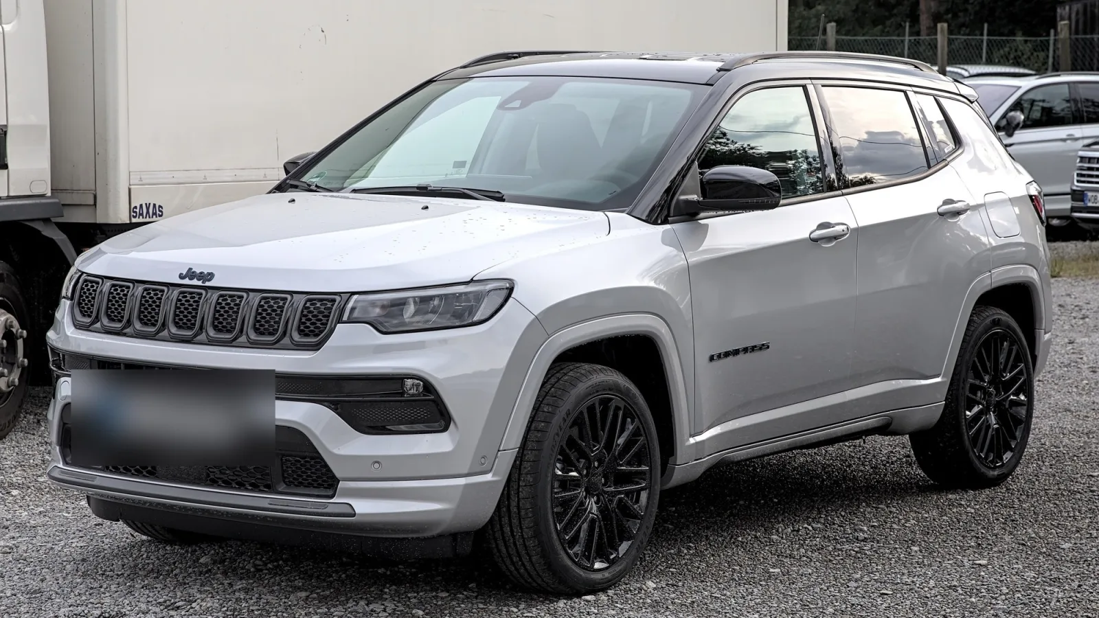 Um Jeep Compass reestilizado, igual ao vendido no Brasil desde 2021, na Alemanha, em 2022. O Compass 2023 usado perdeu 9,8% na FIPE em 12 meses