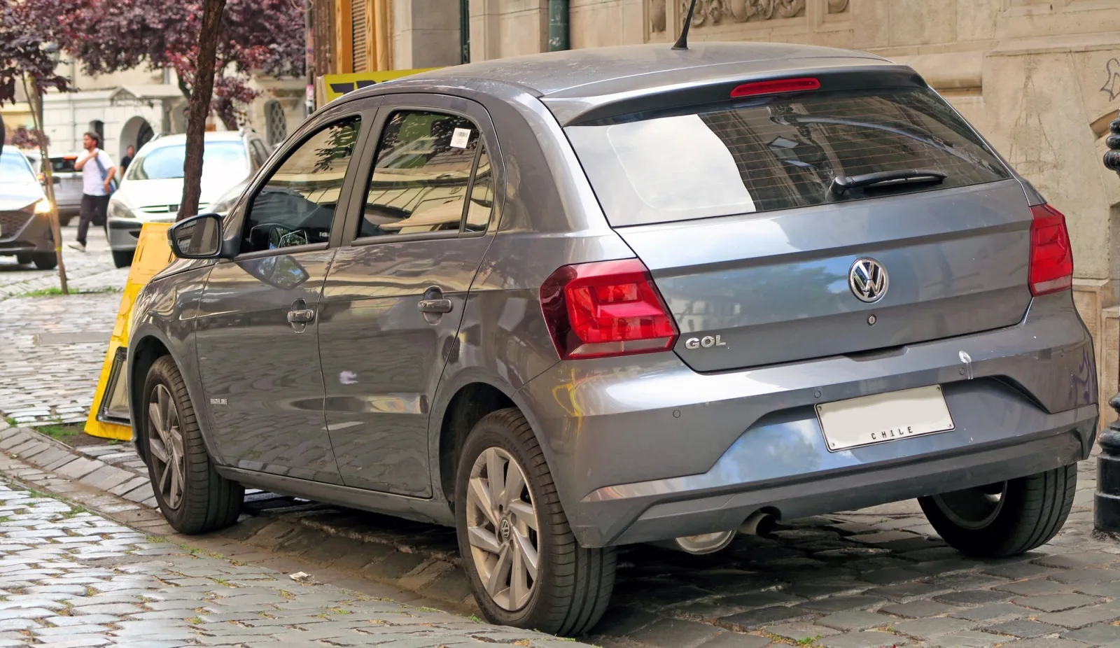 Um Volkswagen Gol Highline 2022 no Chile. Fora de linha desde o fim de 2022, o Gol desse ano manteve o preço na FIPE em 12 meses