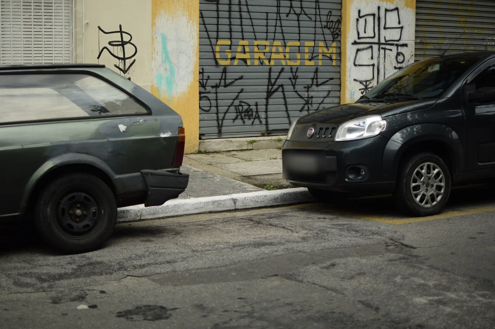 Carros usados estacionados numa rua de São Paulo, em 2018