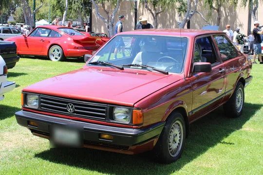 Um Volkswagen Fox de duas portas com placa da Califórnia, nos Estados Unidos