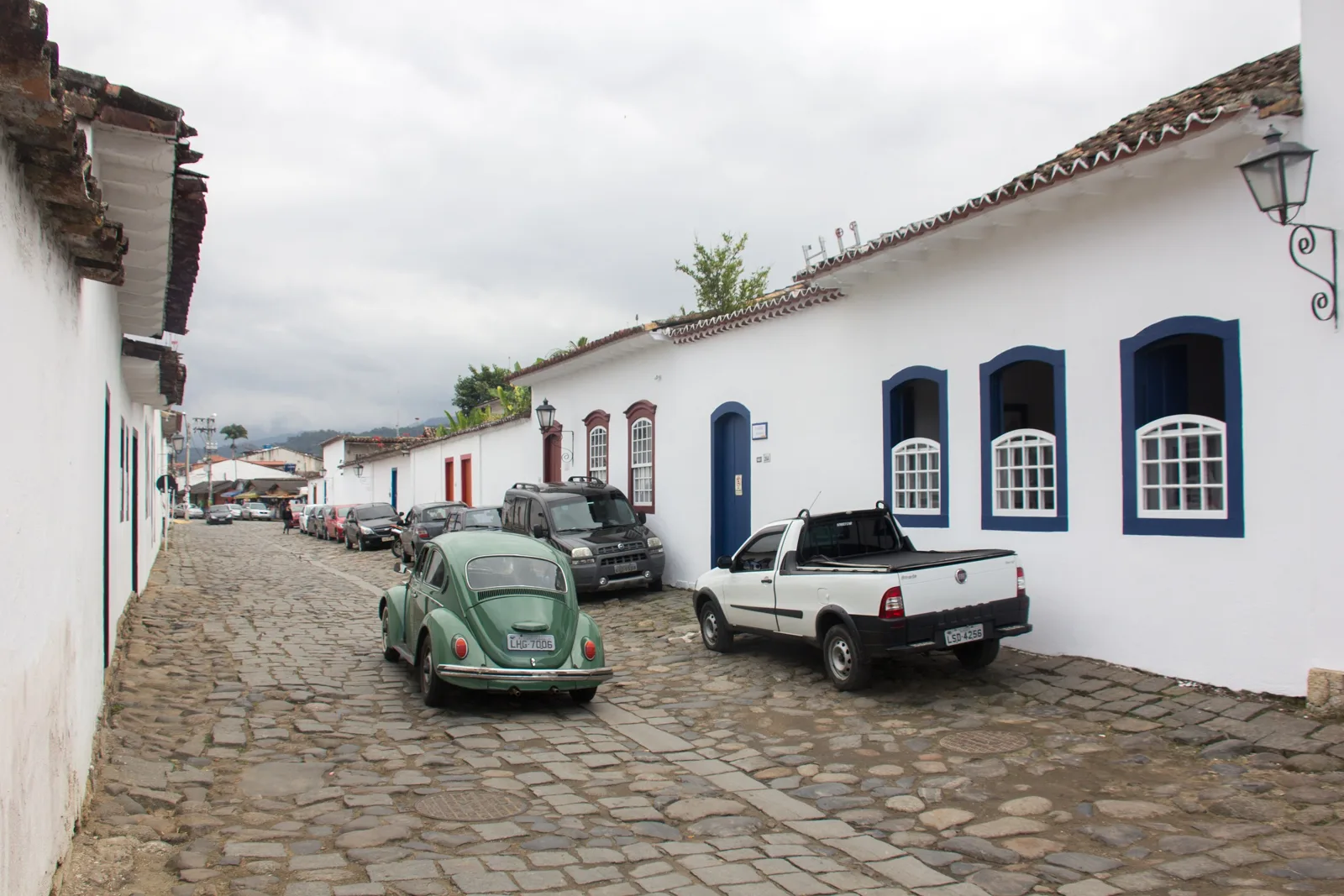 Um Fusca nas ruas de pedra de Paraty (RJ), em 2017