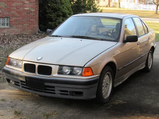 Um BMW 325i sedã 1992 fotografado em Ohio, nos Estados Unidos