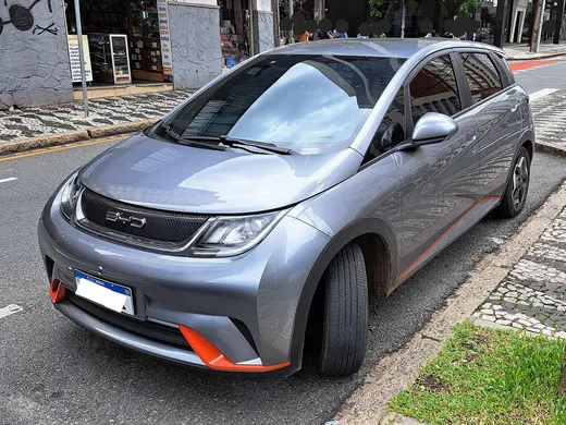 Um BYD Dolphin com placa do Mercosul brasileira