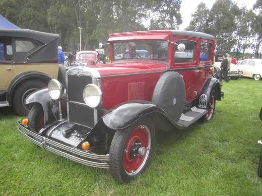 Um Chevrolet AC International sedã 1929