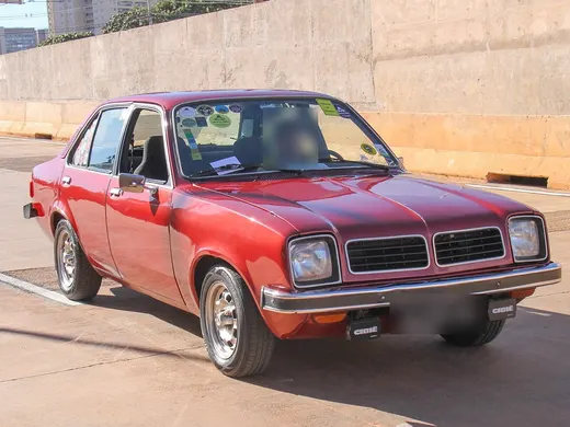 Um Chevrolet Chevette quatro-portas no desfile de carros antigos do Túnel Rei Pelé, em Taguatinga (DF), em 2023