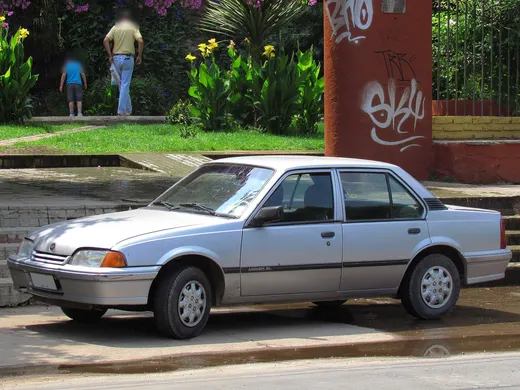 Um Chevrolet Monza SL sedã 1992 fotografado no Chile