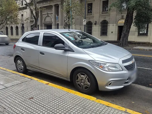 Um Chevrolet Onix Joy 2018 em Saavedra, Buenos Aires (Argentina)