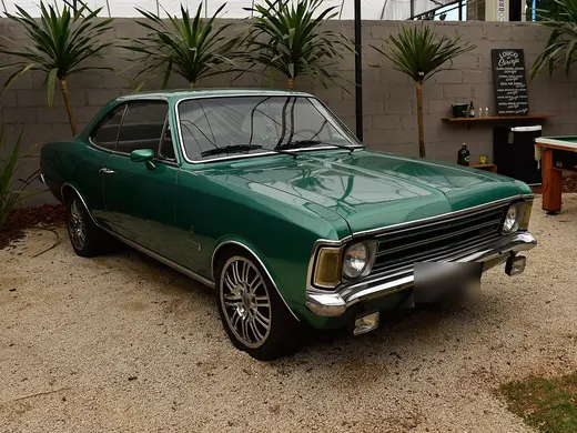 Um Chevrolet Opala cupê exposto em Atibaia (SP)