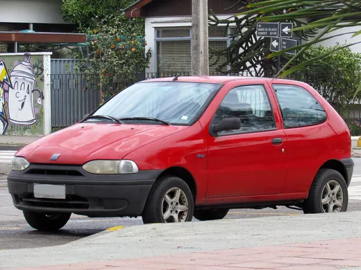 Um Fiat Palio 1.3 EDX 2000 fotografado no Chile