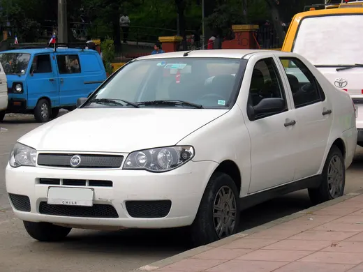 Um Fiat Siena 1.4 Fire 2008 fotografado no Chile