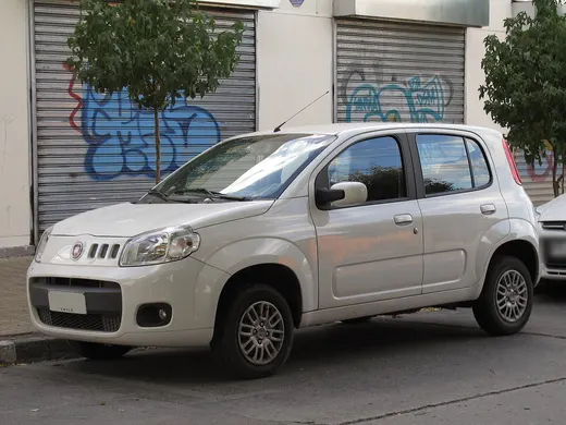 Um Fiat Uno 1.4 Vivace 2014 fotografado no Chile