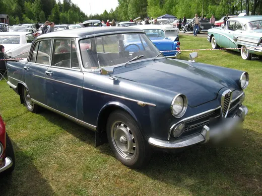 Um Alfa Romeo 2000 Berlina 1960, o carro italiano que a FNM fabricou no Brasil como FNM 2000 JK