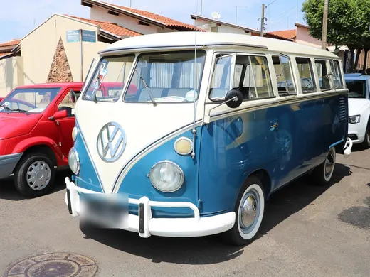 Uma Volkswagen Kombi no 6º Encontro de Carros Antigos de Votuporanga (SP), em 2019