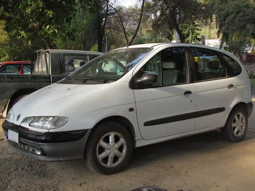 Um Renault Mégane Scénic 2.0 RXE 2000 fotografado no Chile