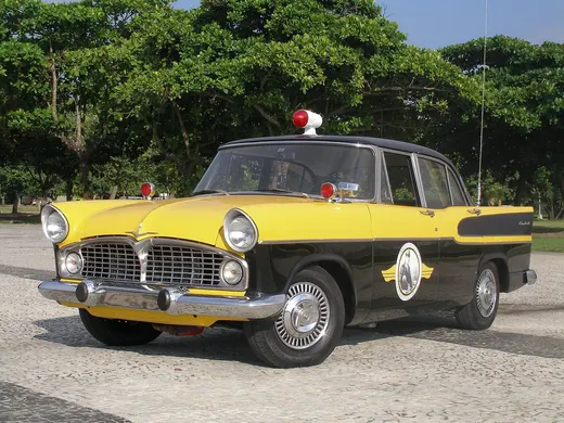 Um Simca Chambord fabricado no Brasil, usado na série de TV O Vigilante Rodoviário (1961–1962)