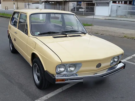 Uma Volkswagen Brasília 1979 de placa preta, registro de veículo de coleção