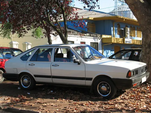 Um Volkswagen Passat LSE 1989 de fabricação brasileira, cinco portas, fotografado no Chile