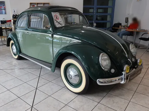 Um Volkswagen Sedan (Fusca) 1953 exposto numa concessionária
