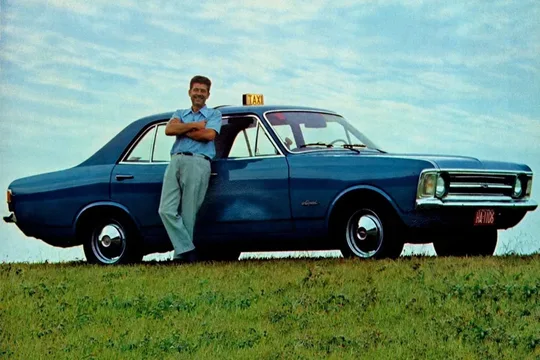 Foto de divulgação de 1973 com o Opala sedã