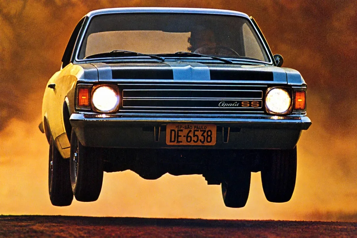 O Opala SS cupê em plena decolagem, numa das fotos de divulgação mais famosas da Chevrolet
