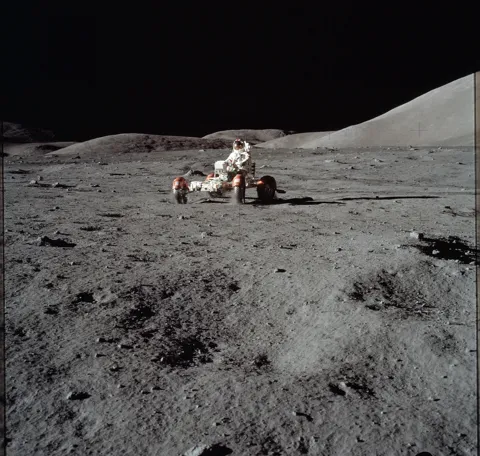 Cernan dirigindo na primeira saída da Apollo 17