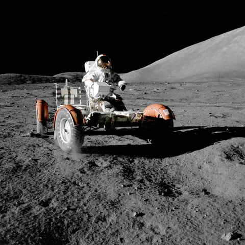 Eugene Cernan ao lado do jipe na Apollo 17, em 1972